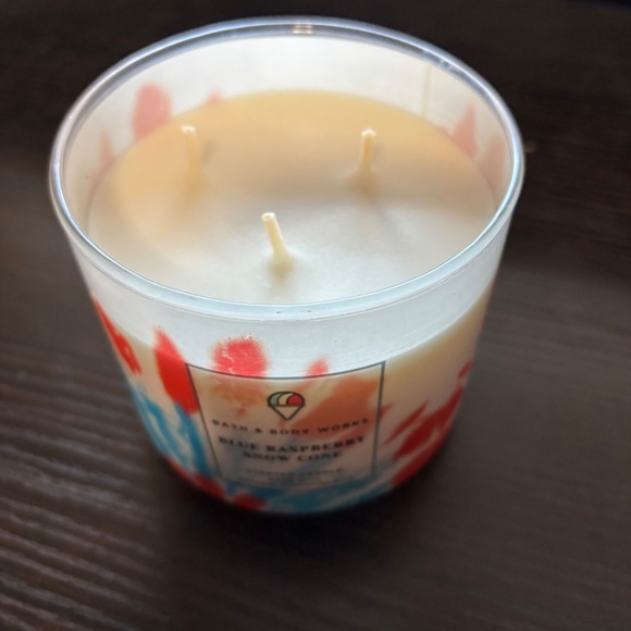 BATH AND BODY WORKS BLUE RASPBERRY SNOW CONE 3 WICK CANDLE - Picture 2 of 3